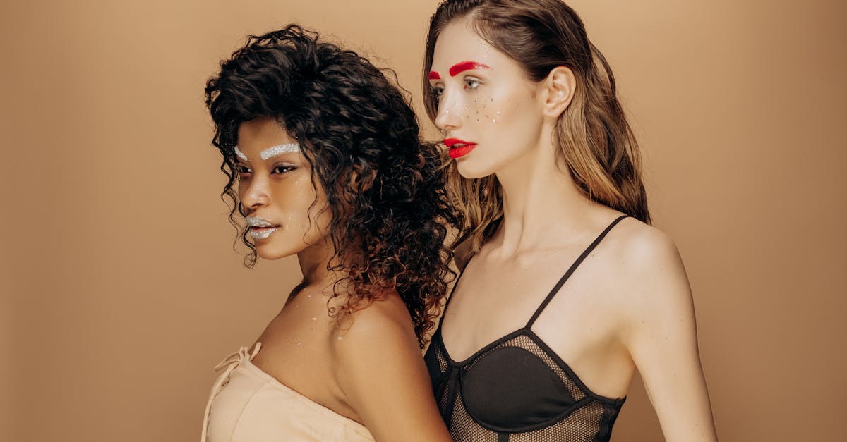découvrez les dernières tendances en lingerie : styles, matériaux et couleurs qui sublimeront votre intimité tout en alliant confort et sophistication. ne manquez pas nos conseils pour choisir la lingerie parfaite pour chaque occasion.