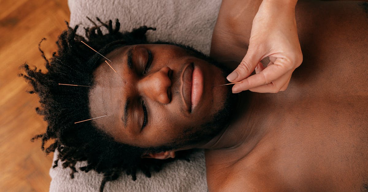 découvrez l'acupression, une technique ancestrale de médecine traditionnelle chinoise qui utilise la pression des doigts sur des points spécifiques du corps pour favoriser la détente, soulager le stress et améliorer le bien-être général. explorez ses bienfaits et apprenez à l'intégrer dans votre routine quotidienne.
