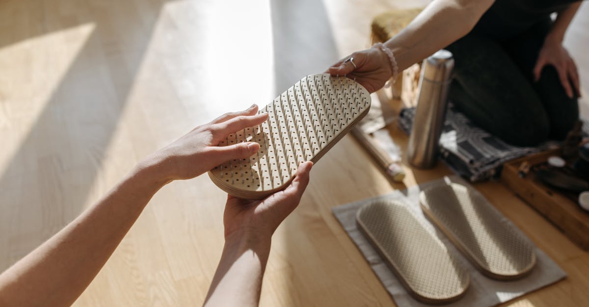 découvrez l'acupression, une technique thérapeutique ancestrale qui utilise la pression sur des points spécifiques du corps pour soulager la douleur, réduire le stress et améliorer le bien-être général. apprenez comment cette méthode naturelle peut vous aider à retrouver équilibre et harmonie.