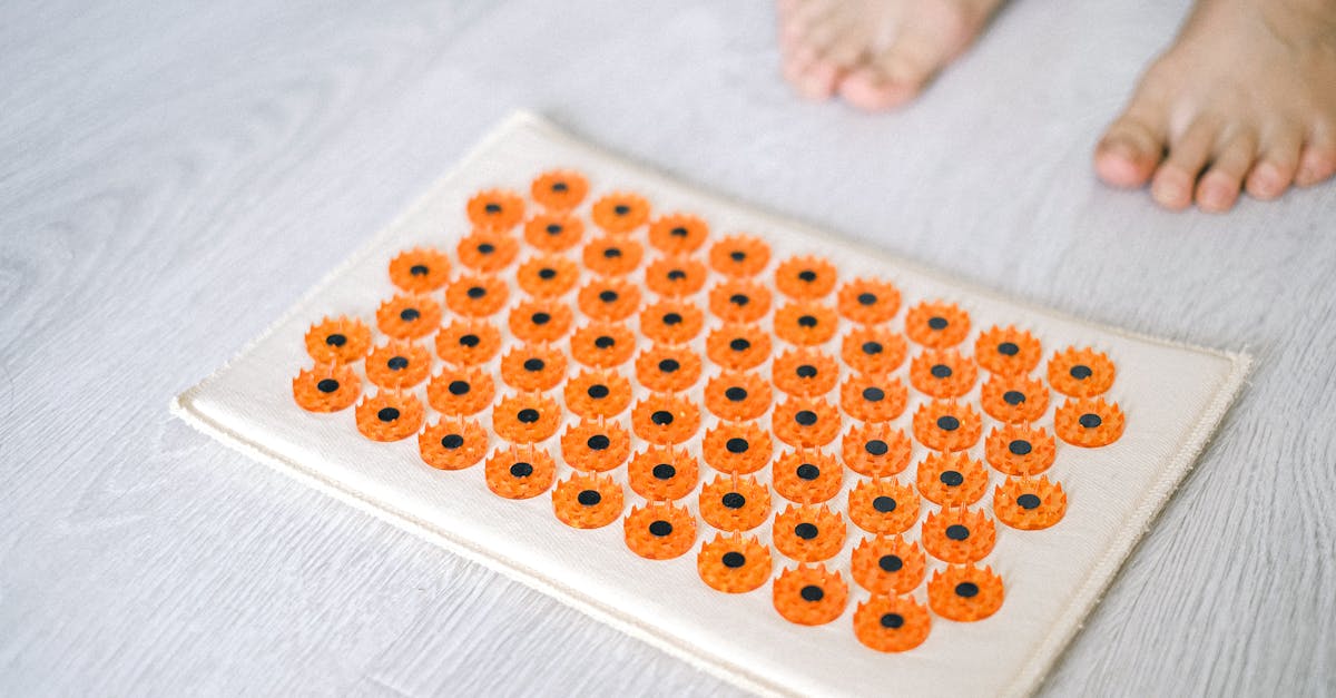 découvrez l'art de la relaxation avec notre tapis d'acupression. conçu pour soulager le stress, améliorer la circulation sanguine et favoriser la détente, ce tapis est le compagnon idéal pour votre bien-être au quotidien. offrez-vous un moment de sérénité grâce à ses picots stimulants qui apaisent le corps et esprit.